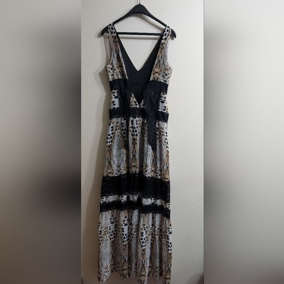 Stunning Bebe NWOT flowy maxi tired dress with lace details animal print… - Picture 10 of 17